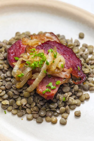 Räucherfleisch Mit Linsen Und Zwiebeln — Stockfoto