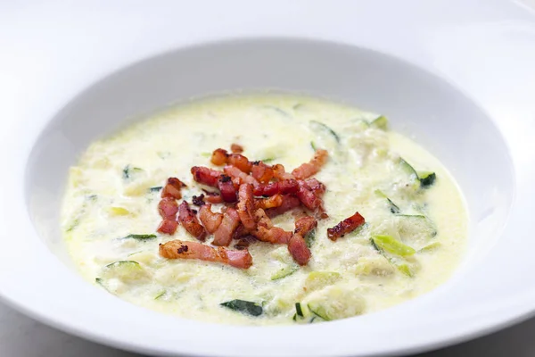 Zucchini Suppe Mit Gebratenem Speck — Stockfoto