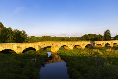 Trebon yakınlarındaki Vitek göleti üzerindeki eski taş köprü, Güney Bohemya, Çek Cumhuriyeti