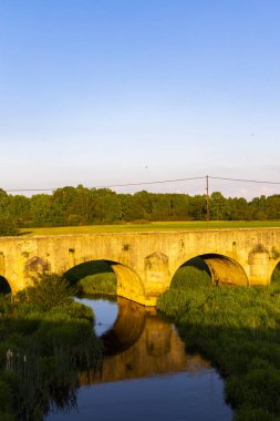 Trebon yakınlarındaki Vitek göleti üzerindeki eski taş köprü, Güney Bohemya, Çek Cumhuriyeti