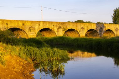 Trebon yakınlarındaki Vitek göleti üzerindeki eski taş köprü, Güney Bohemya, Çek Cumhuriyeti