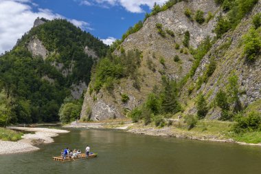Slovakya ve Polonya sınırındaki Pieniny Dağları 'ndaki Dunajec Nehri