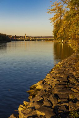 Avusturya 'nın Wachau bölgesindeki Tuna Nehri ve Krem kasabasının sonbahar manzarası