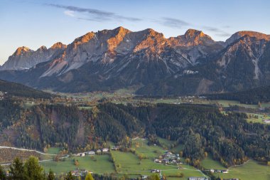 Avusturya 'da Dachstein Massif' in sonbahar manzarası