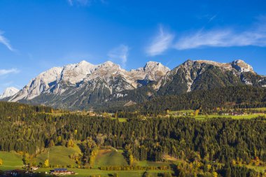 Avusturya 'da Dachstein Massif' in sonbahar manzarası