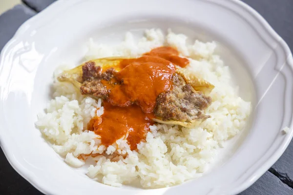 トマトソースと米のひき肉で満たされたコショウ — ストック写真