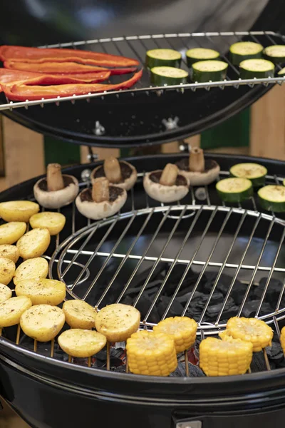 Parrilla Con Patatas Carne Pavo Calabacín Champiñones Salchichas —  Fotos de Stock