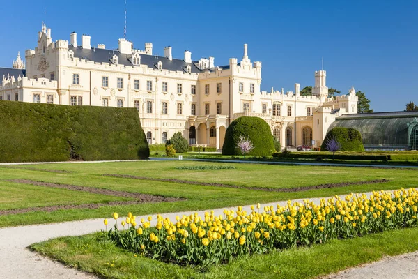 クラシカル ガーデンは チェコ共和国宮殿 — ストック写真