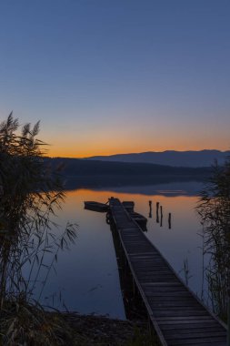 Kuzey Macaristan, Diosjeno yakınlarındaki Jenoi göletindeki iskelede balıkçı teknesi.