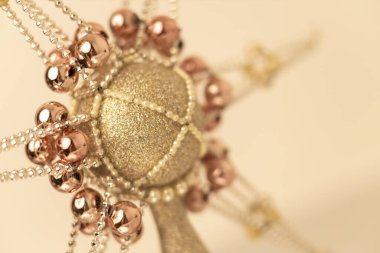 Mercanlarla süslenmiş gümüş-altın Noel süsü