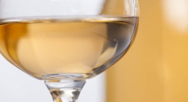 Turuncu şaraplı bardaklar ve şişeler