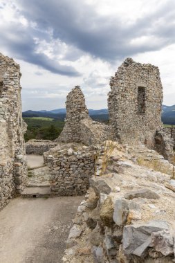 Hrusov Kalesi, Zlate Moravce Bölgesi, Nitra Bölgesi, Slovakya