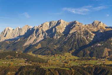 Avusturya 'da Dachstein Massif' in sonbahar manzarası