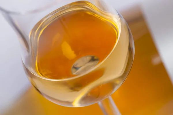 Стаканы Бутылки Апельсиновым Вином — стоковое фото