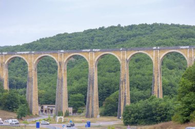 Güney Fransa 'nın Midi-Pyrenees bölgesinde Souillac yakınlarındaki viyadük.