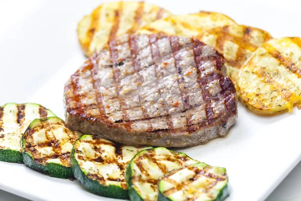 Grillad Tonfisk Med Potatis Och Zucchini — Stockfoto