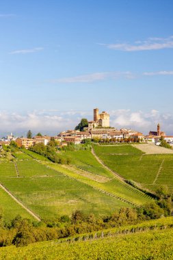 Serralunga d 'Alba köyü ve muhteşem Langa, İtalya manzarası