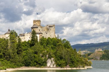 Polonya 'nın Pieniny kentindeki Czorsztyn Gölü üzerindeki Niedzica kalesi