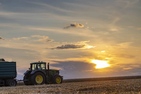農業シーズン収穫時間 日没時のカラフルな劇的な空 — ストック写真