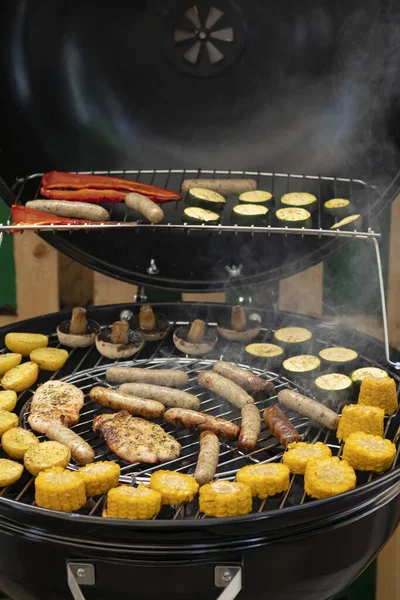 Parrilla Con Patatas Carne Pavo Calabacín Champiñones Salchichas —  Fotos de Stock