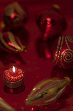 Kırmızı mücevherler ve mumlarla dolu bir Noel.