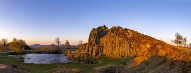 Bazalt sütunların çokgen yapıları, Çek Cumhuriyeti Kamenicky Senov yakınlarındaki doğal anıt Panska skala