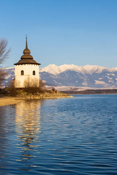 Neitsyt Marian Kirkko Havranokissa Liptovska Mara Järvellä Liptovski Mikulas Slovakia — kuvapankkivalokuva