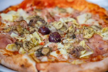 Jambon, zeytin ve enginarlı ev yapımı pizza.