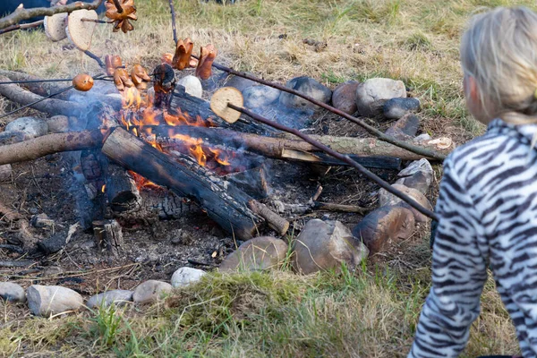 Pieczenie Kiełbasek Obozie Harcerskim — Zdjęcie stockowe