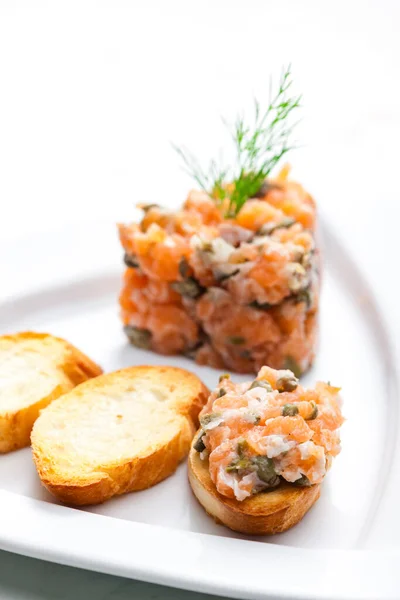 Tártaro Salmón Con Baguette Tostada —  Fotos de Stock