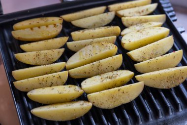 Baharatlı patatesli ızgara.