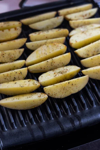 Baharatlı patatesli ızgara.