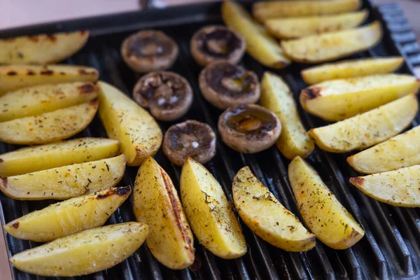 Baharatlı patates ve mantarlı ızgara.