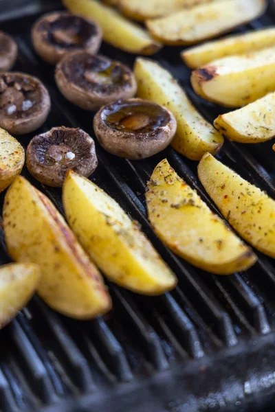 Elektrogrill Mit Scharfen Kartoffeln Und Pilzen — Stockfoto