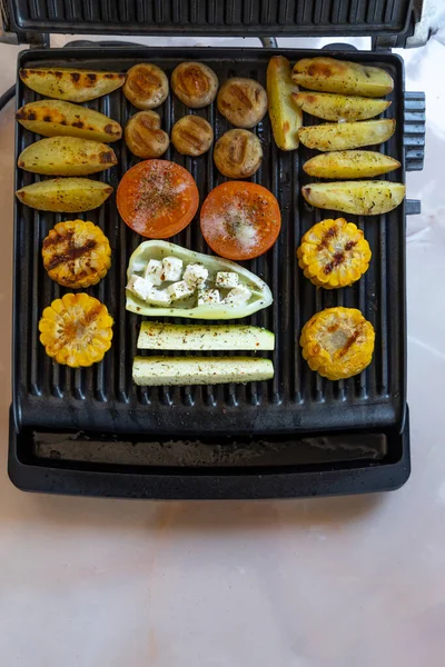 Grill Elektryczny Pikantnymi Ziemniakami Grzybami Warzywami — Zdjęcie stockowe