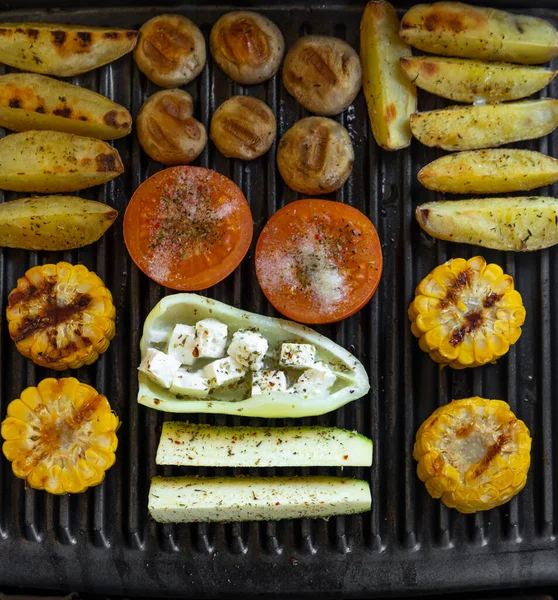 Parrilla Eléctrica Con Patatas Picantes Champiñones Verduras —  Fotos de Stock