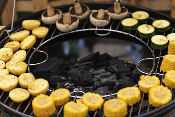 Parrilla Con Patatas Carne Pavo Calabacín Champiñones Salchichas —  Fotos de Stock