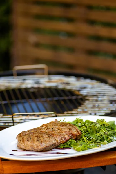 Bistecca Manzo Con Spinaci Insalata Rucola — Foto Stock