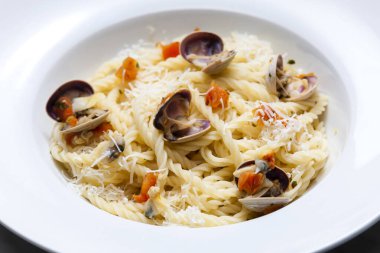 midyeli makarna ve vişneli domates.