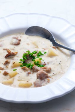 Mantarlı kremalı patates çorbası.