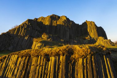 Çek Cumhuriyeti 'nin Kamenicky Senov kenti yakınlarında çok köşeli bazalt sütunlar, doğal anıt Panska skala