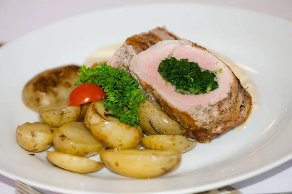 Rollo Carne Lleno Espinacas Patatas Asadas —  Fotos de Stock