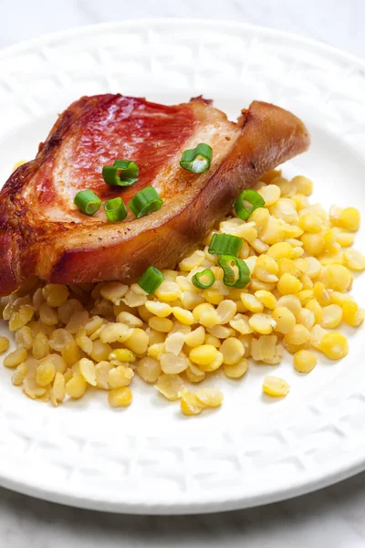 Carne Ahumada Con Guisante Amarillo Cebolla Primavera —  Fotos de Stock