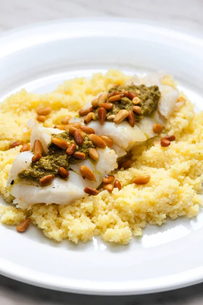 Kabeljau Mit Grünem Pesto Und Pinienkernen Mit Couscous — Stockfoto