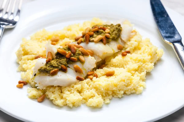 Kabeljau Mit Grünem Pesto Und Pinienkernen Mit Couscous — Stockfoto