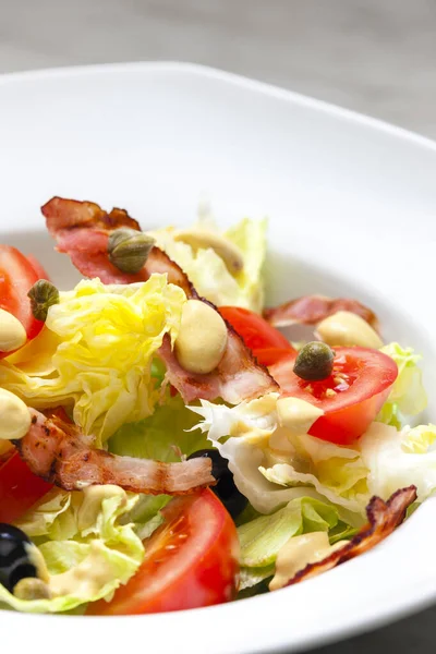 Salada Vegetal Com Bacon Alcaparras — Fotografia de Stock