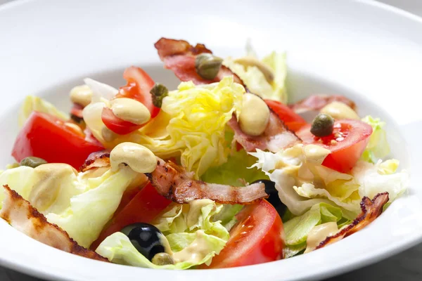 Salada Vegetal Com Bacon Alcaparras — Fotografia de Stock