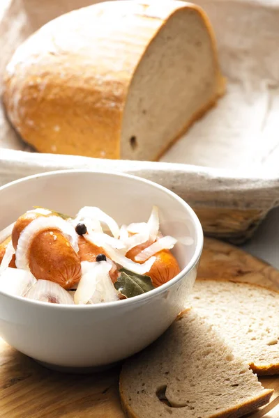 Hausgemachte Eingelegte Würstchen Mit Zwiebeln Und Brot — Stockfoto