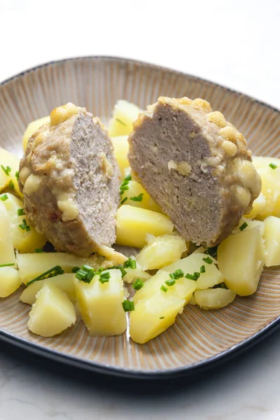 Bola Carne Assada Com Feijão Queijo Servido Com Batatas — Fotografia de Stock