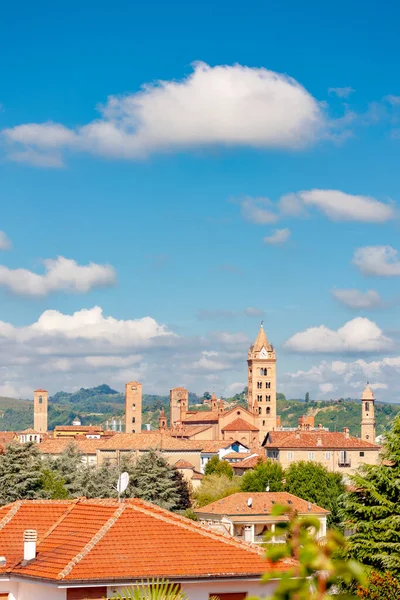 Středověké Věže Starém Městě Alba Piemontu Itálie — Stock fotografie